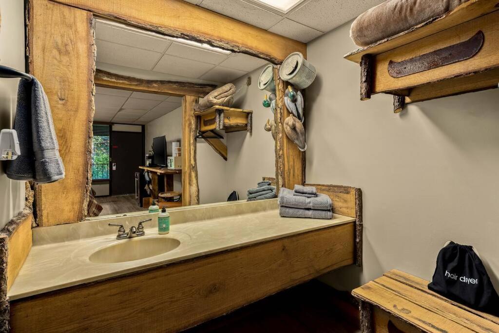 Stonegate Lodge King Bed Wifi 50 In Roku Tv Salt Water Pool Room # 101 Eureka Springs Esterno foto