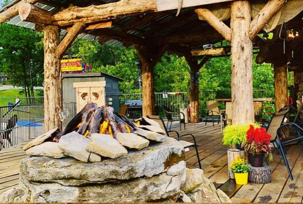 Stonegate Lodge King Bed Wifi 50 In Roku Tv Salt Water Pool Room # 101 Eureka Springs Esterno foto