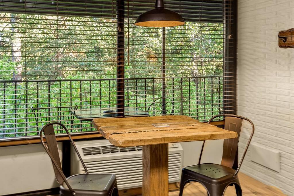 Stonegate Lodge King Bed Wifi 50 In Roku Tv Salt Water Pool Room # 101 Eureka Springs Esterno foto