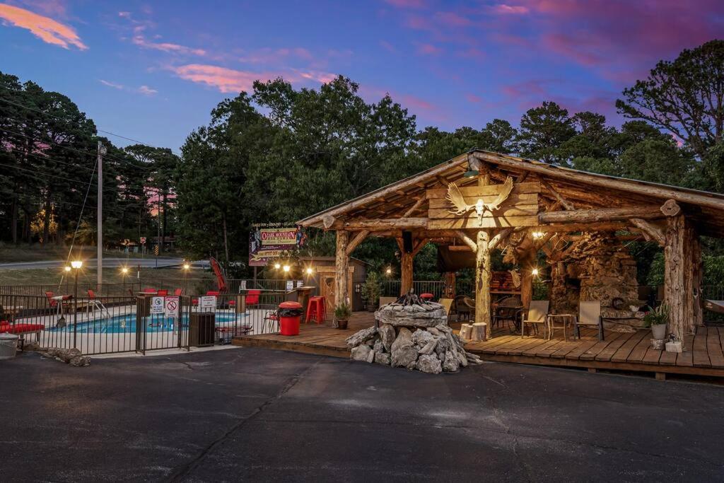 Stonegate Lodge King Bed Wifi 50 In Roku Tv Salt Water Pool Room # 101 Eureka Springs Esterno foto